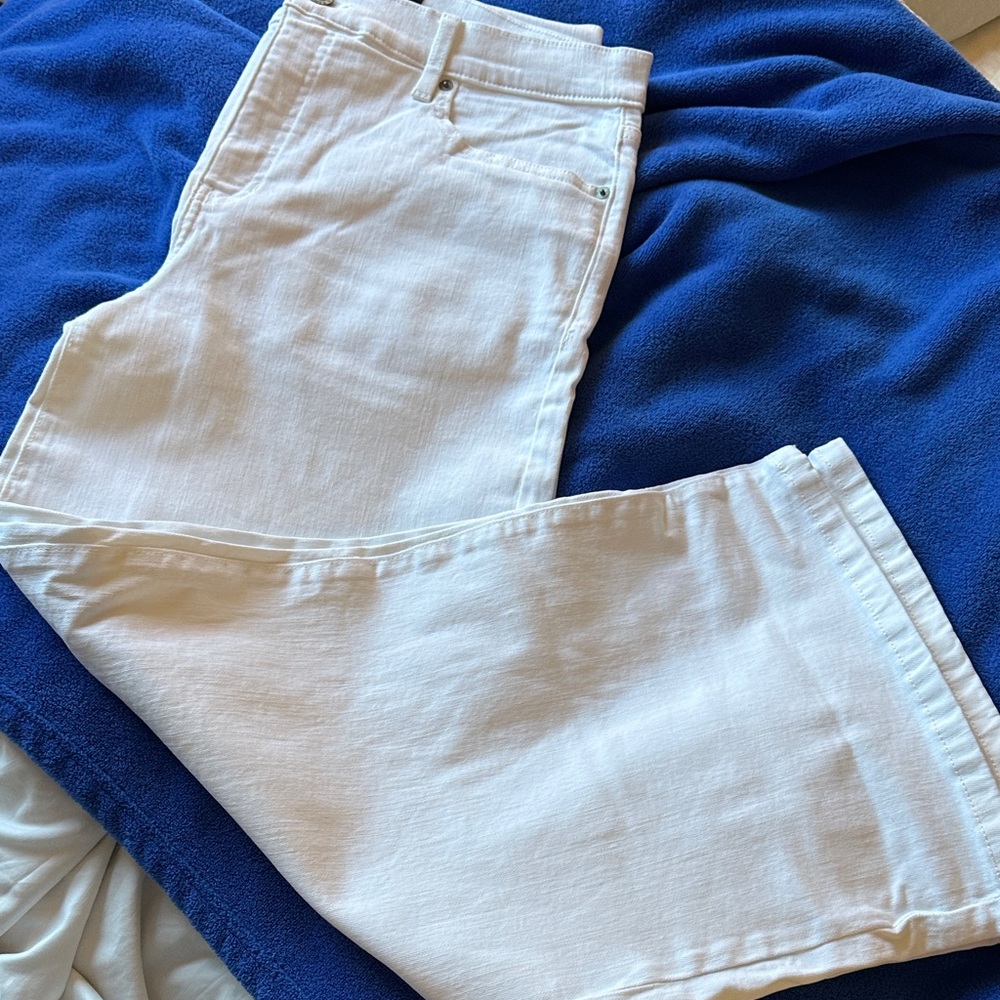 NWOT Banana Republic Pure White High Rise wide leg Jeans. Never worn! Size 32/14 - Picture 4 of 7